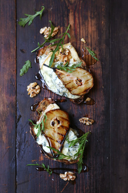 Bruschetta med pære og blåmuggost