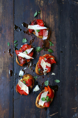 Bruschetta med grillet paprika og parmesan