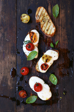 Bruschetta med tomat og mozzarella