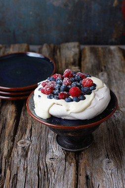 Pavlova med bær - høyde