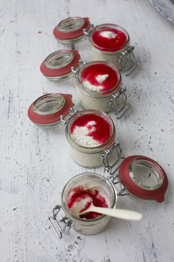 Byggrynskrem med rød saus