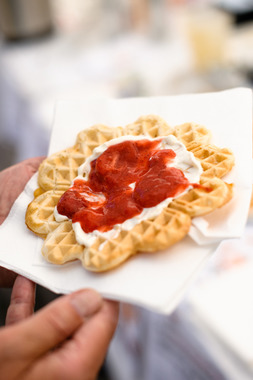 Vaffel med syltetøy og rømme