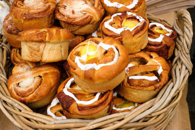 Kanelboller med vaniljekrem og melis