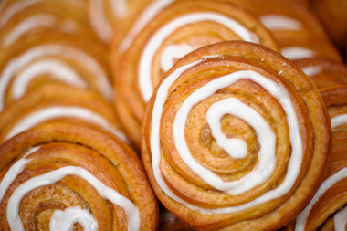 Kanelboller med melisglasur