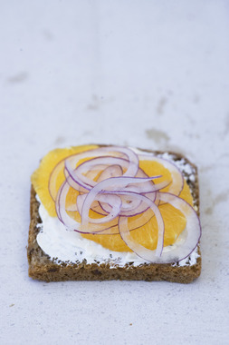 Vegetraskive med appelsin og rødløk