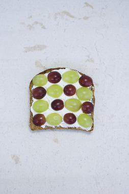 Vegetarskive med kremost og druer