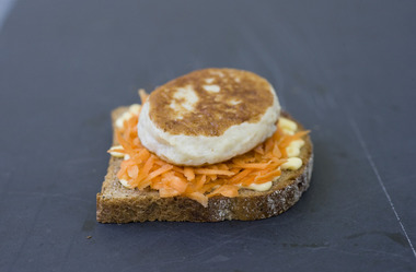 Skive med fiskekake, majones og gulrot