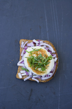 Skive med fiskekake, rødløk og urter