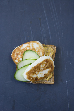 Skive med fiskekake, slangeagurk og grov sennep