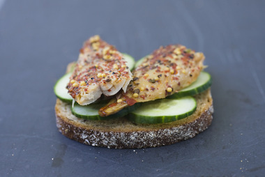 Skive med røkt makrell og slangeagurk