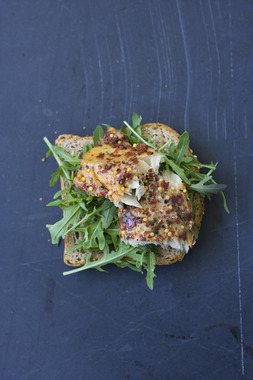 Skive med varmrøkt makrell og ruccula