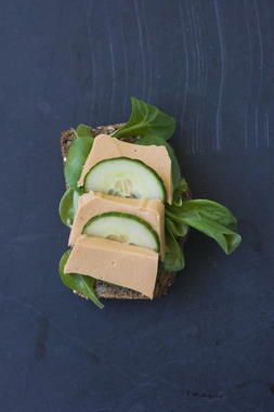 Skive med laksepaté, salat og slangeagurk_2