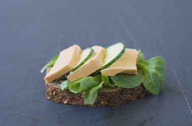 Skive med laksepaté, salat og slangeagurk