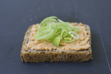 Skive med laksepaté og purre