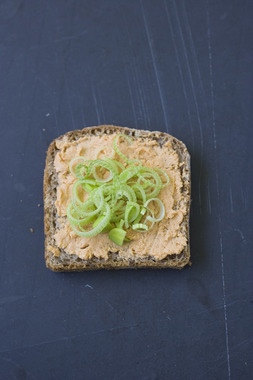 Skive med laksepaté og purre