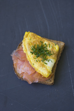 Skive med røkelaks og omelett