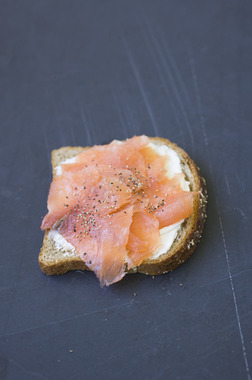 Skive med røkelaks, kremost og pepper_2