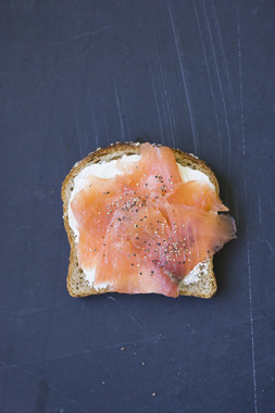 Skive med røkelaks, kremost og pepper