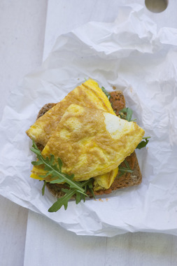 Skive med omelett og ruccula