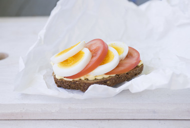 Skive med egg, majones og tomat