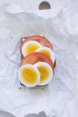 Skive med egg, majones og tomat