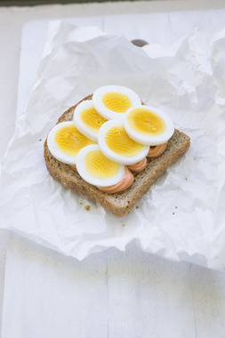 Skive med egg og kaviar