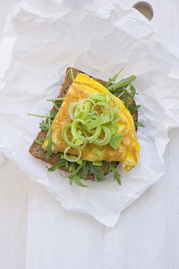 Skive med omelett og purre