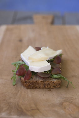 Skiver med brie og blå druer_2