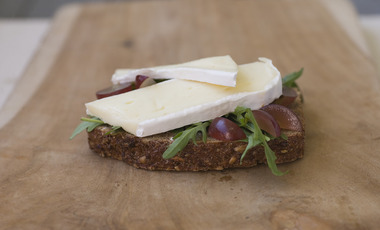 Skiver med brie og blå druer