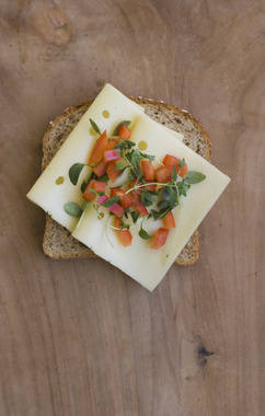 Skive med gulost, paprika og urter