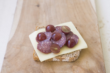 Skive med ost, morrpølse og blådrue_2