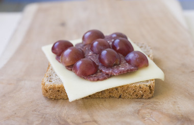 Skive med ost, morrpølse og blådrue