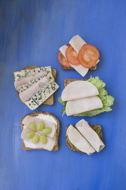 Skiver med kylling- og kalkunpålegg