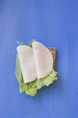 Skive med kyllingpålegg og salat