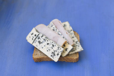 Skive med kalkun og blåmuggost