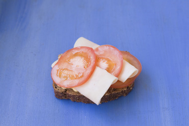 Skive med kyllingpålegg og tomat