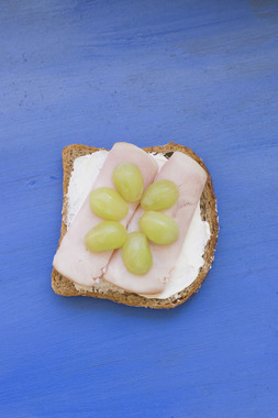 Skive med kalkunpålegg, kremost og druer