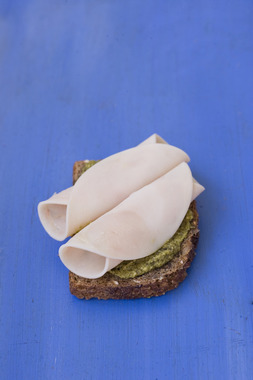 Skive med kyllingpålegg og pesto