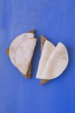 Skive med kylling- og kalkunpålegg