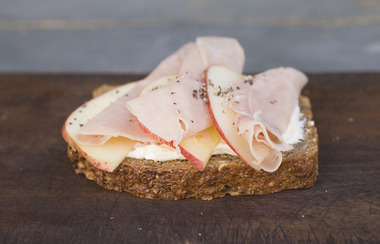 skive med kremost, skinke og eple