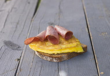 Salamiskive med omelett