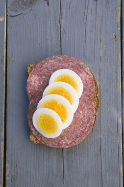 salamiskive med egg