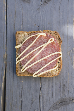 Salamiskive med majones_2