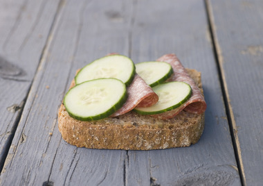 Salamiskive med slangeagurk
