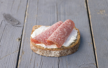 Salamiskive med kremost