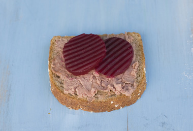 Leverposteiskive med syltet rødbet