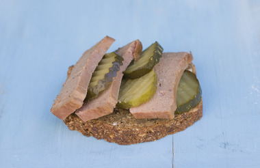 Leverposteiskive med sylteagurk