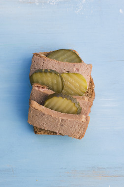 Leverposteiskive med sylteagurk