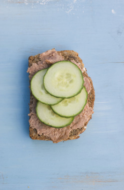 Leverposteiskive med slangeagurk_2