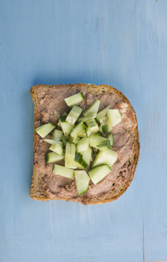 Leverposteiskive med slangeagurk